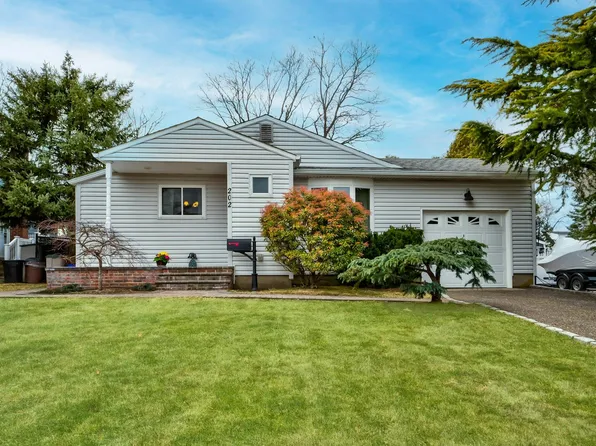 202 Frederick Avenue, Babylon, NY 11702