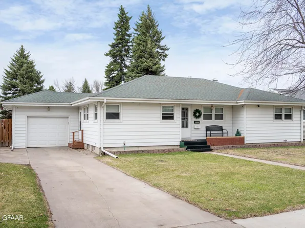 1020 18th St NW, East Grand Forks, MN 56721