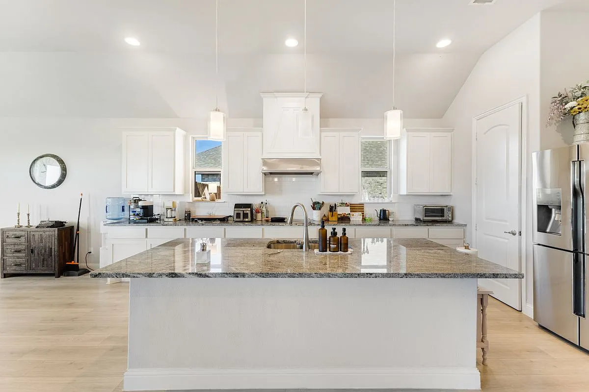 4 bed, 3.0 bath, 2950 sqft, $3,300 — Photo 4