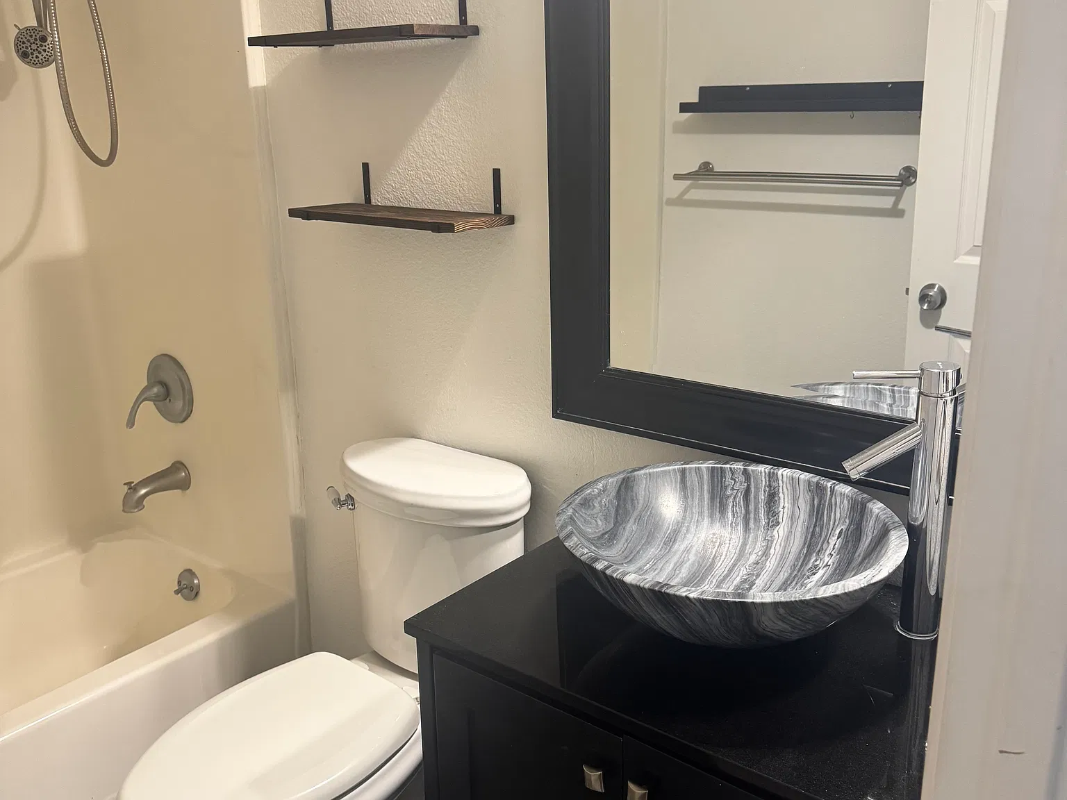 2 bed, 900 sqft, $1,900 — Photo 3