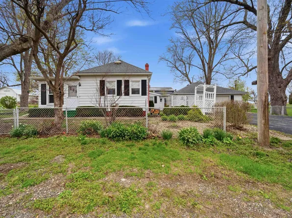 105 W C St, Delavan, IL 61734