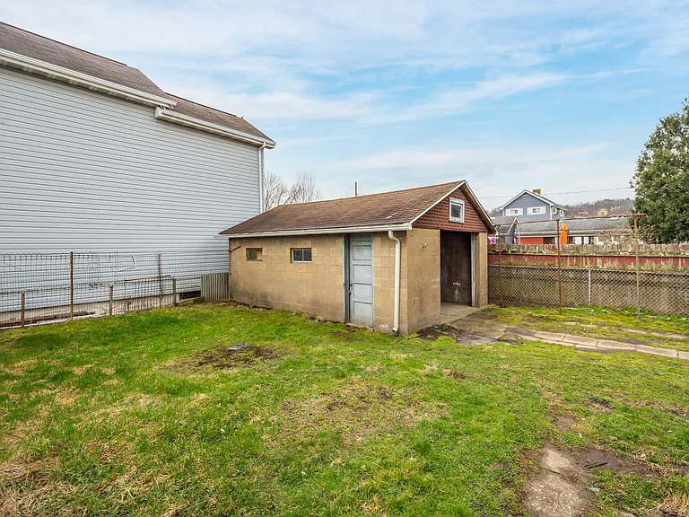 105 Broadway St — Photo 13