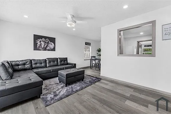 3 bed, 900 sqft, $2,495 — Photo 2