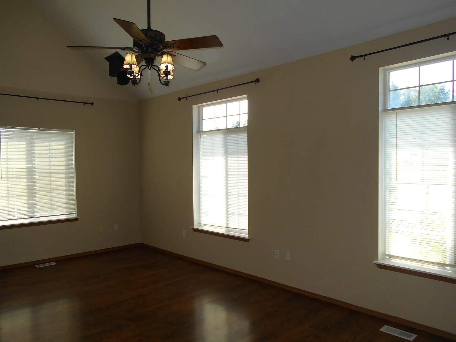 3 bed, 2.5 bath, 1376 sqft, $2,399 — Photo 3
