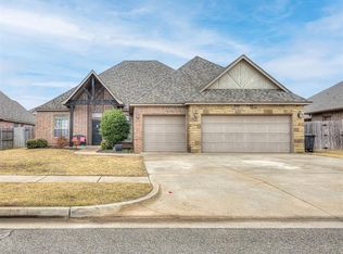 709 Samantha Ln, Moore, OK 73160