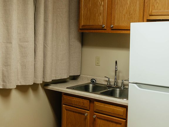 5th image of 105 E 3rd St APT 3