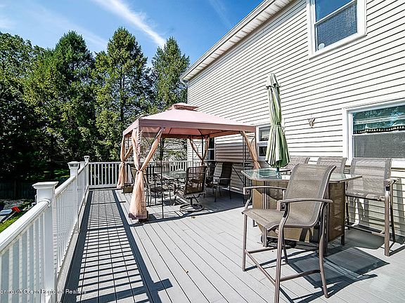 4th image of 1064 Irving Pl