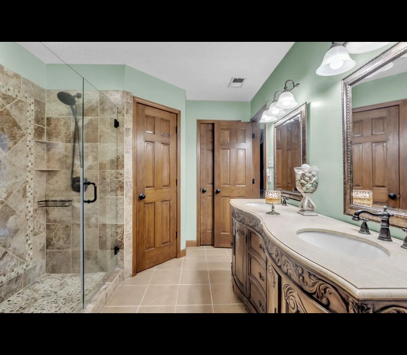 4 bed, 2570 sqft, $2,500 — Photo 2