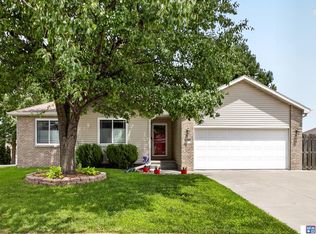 6316 Cascade Dr, Lincoln, NE 68504