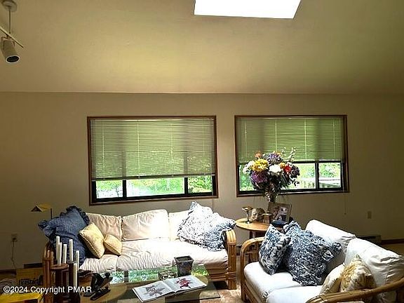 4th image of 283 Sunlight Dr