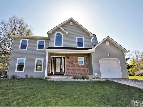 2 Eamonn Ct, Kendall Park, NJ 08824