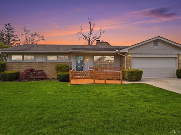 7439 Carrousel Blvd, Westland, MI 48185