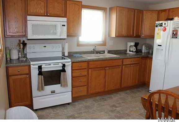 4th image of 225 E 28th St