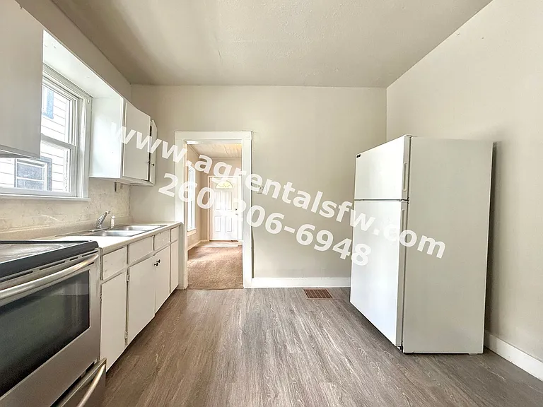 2430 Thompson Ave — Photo 9