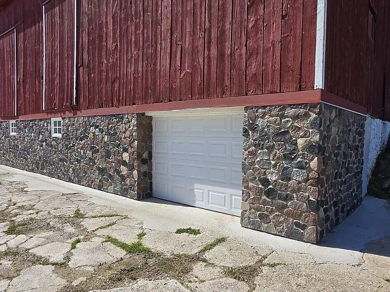 664 N State St — Photo 5