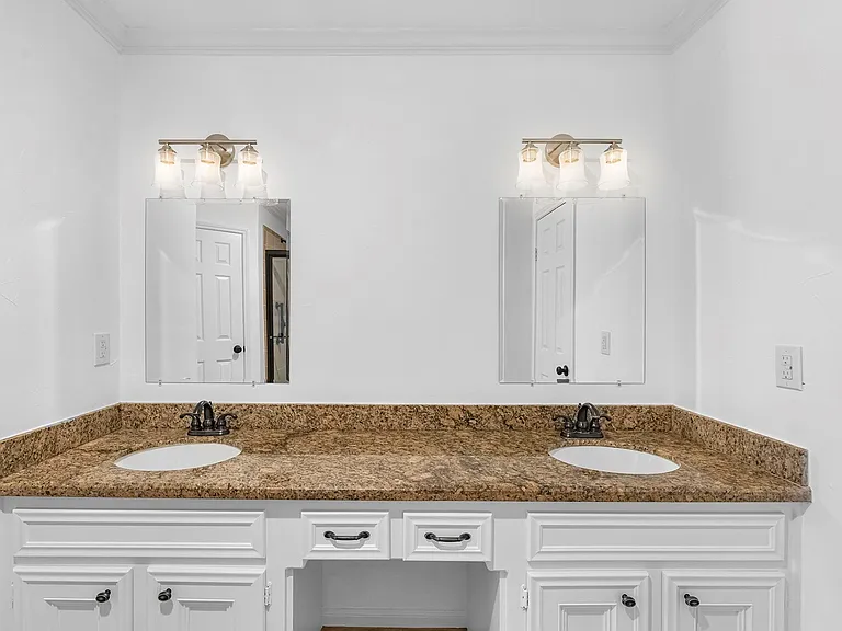 8011 Liberty Elm Ct — Photo 24