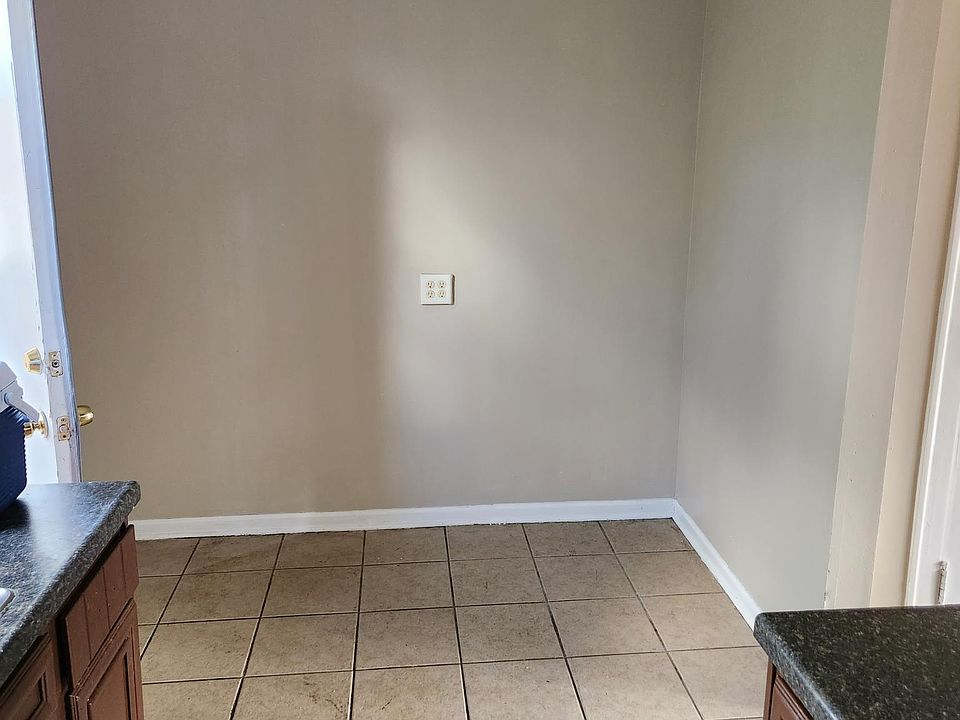 eating area in kitchen