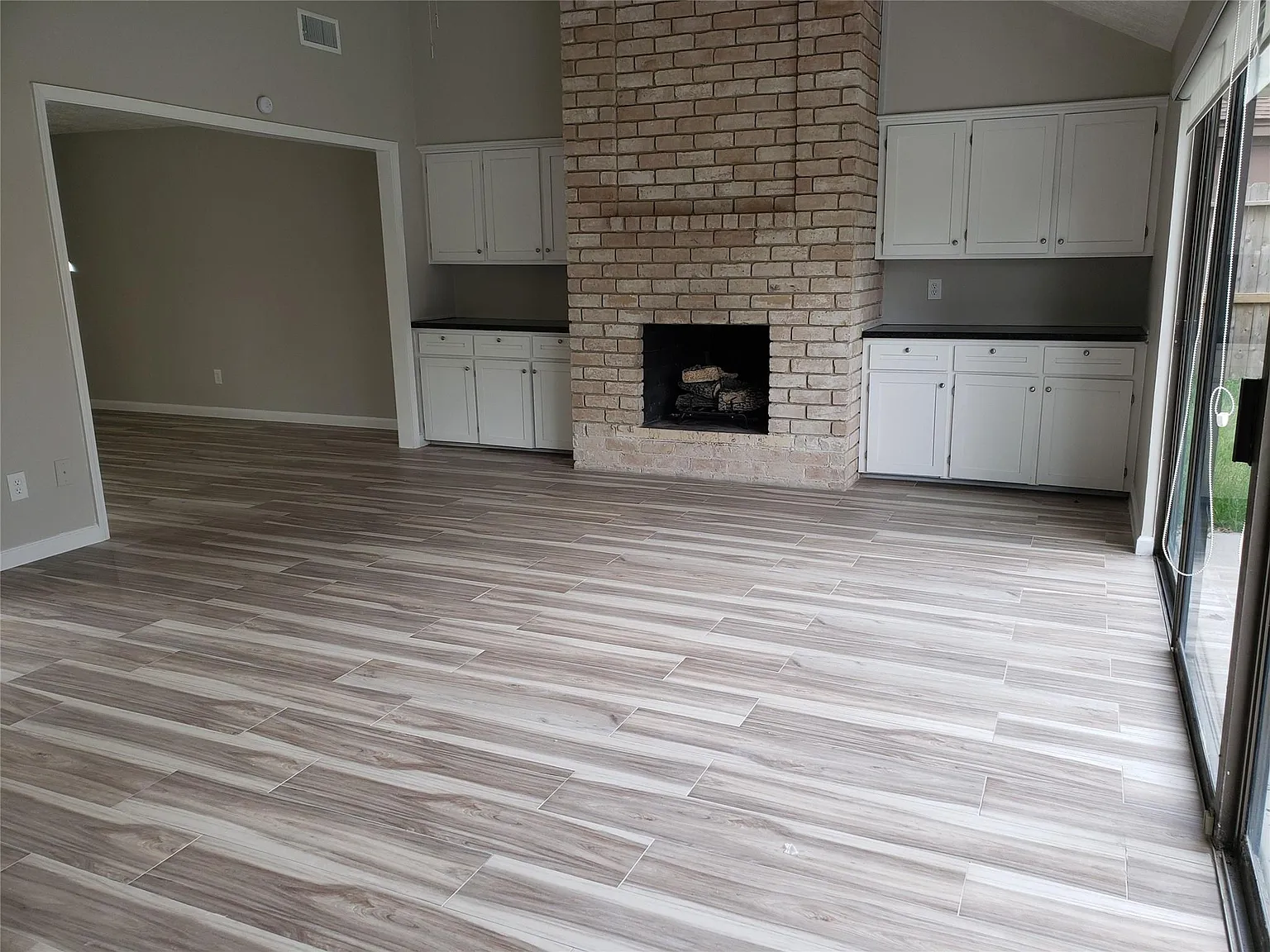 3 bed, 2.0 bath, 1938 sqft, $2,250 — Photo 3