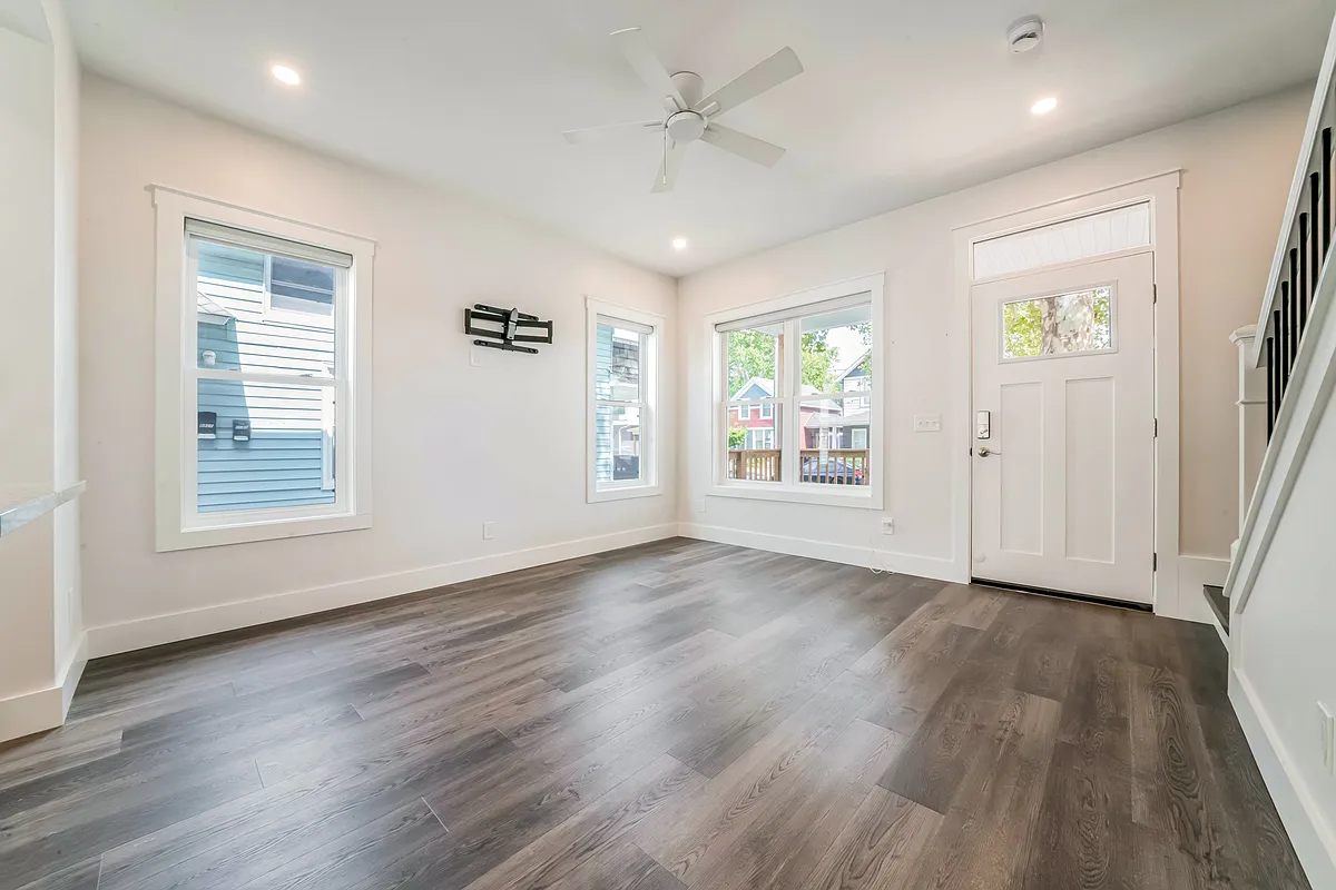 Enjoy this new and modern, open concept, air-conditioned 2 bed/2.5 bath home. — photo 5