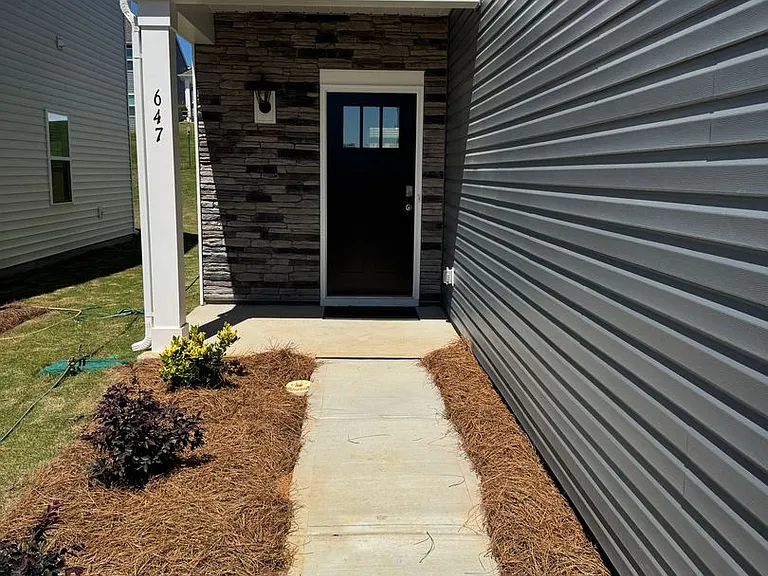 647 13th Avenue Dr NE — Photo 2