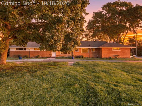 7393 E Greenwich Dr, Bloomfield Hills, MI 48301