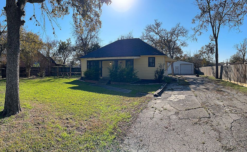 1st image of 2111 Louisiana St