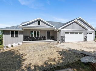 195 Pine Ridge Ct, Mishicot, WI 54228