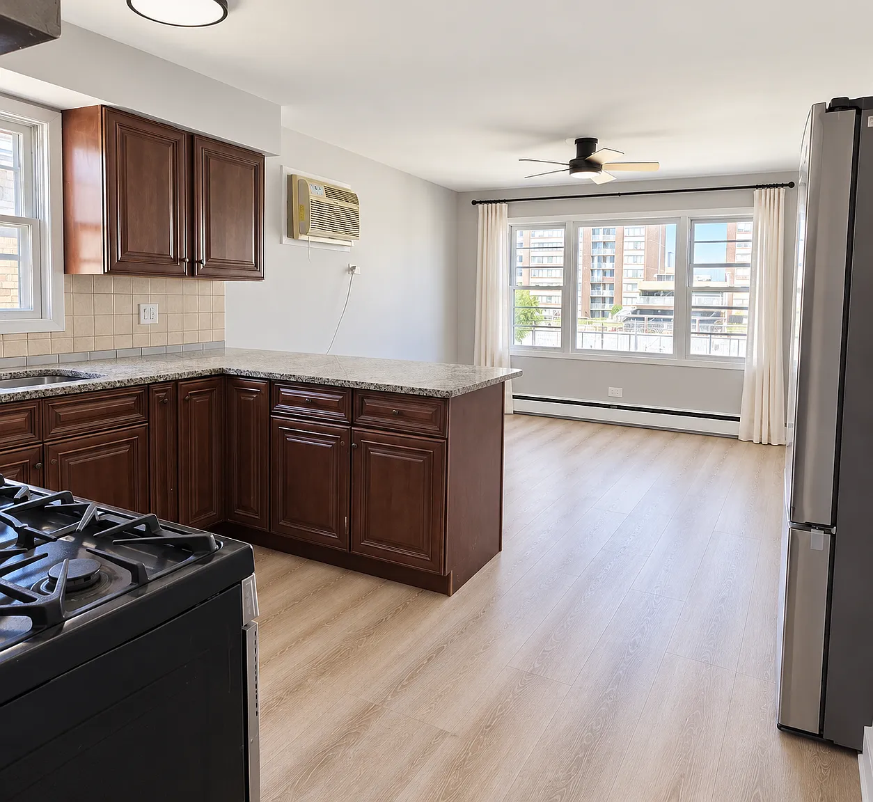 8652 W Catherine Ave — Photo 4
