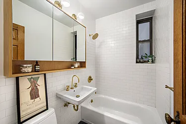 Sold by New York Casas Ltd.