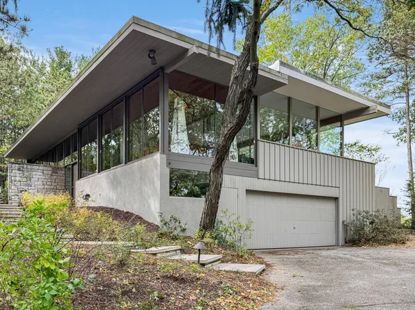 22 Summitt Dr, Dune Acres, IN 46304