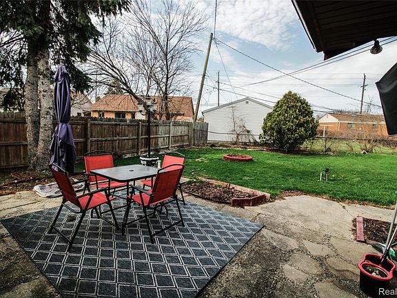 4th image of 32792 Ridgefield Ave