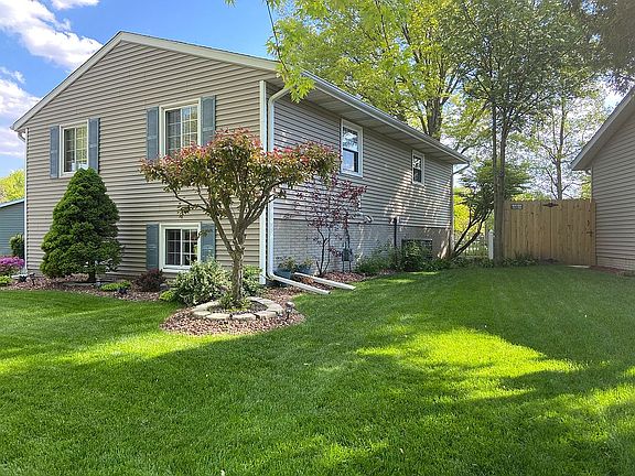 2nd image of 1607 Carriage Dr