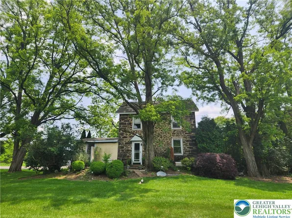 717 Point Phillips Rd, Bath, PA 18014