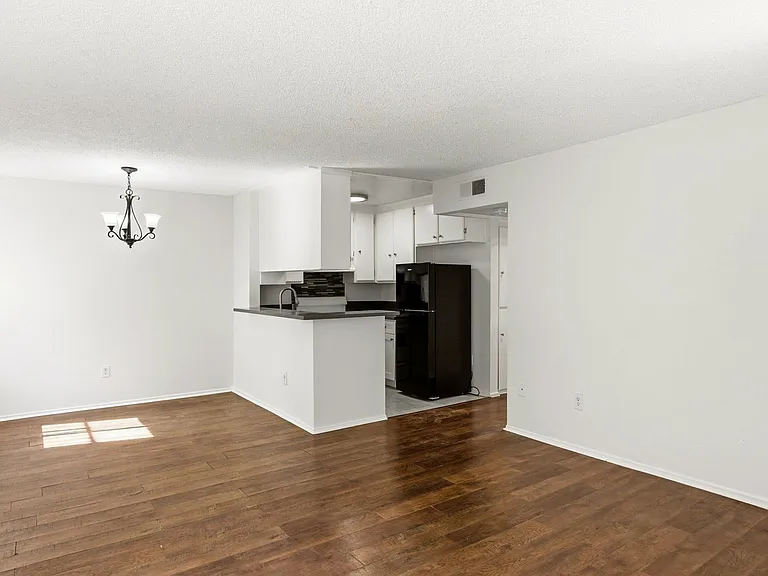 700 E Harvard St — Photo 7