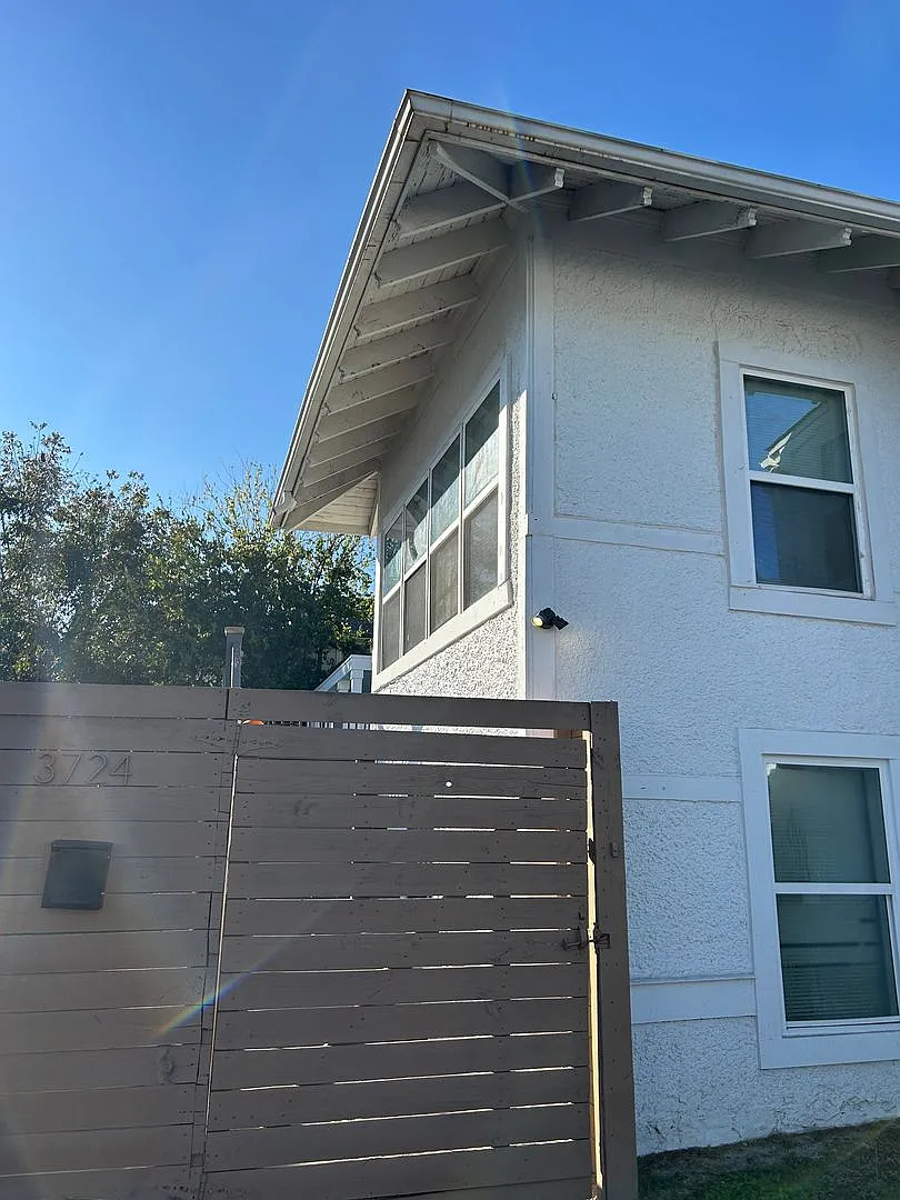 2BD/2BA with Fenced In Backyard, Washer and Dryer in Unit, and Bonus Space! — Photo 4