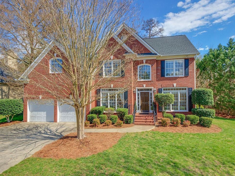 On Cul-de-Sac Street, Large, Level Lot
