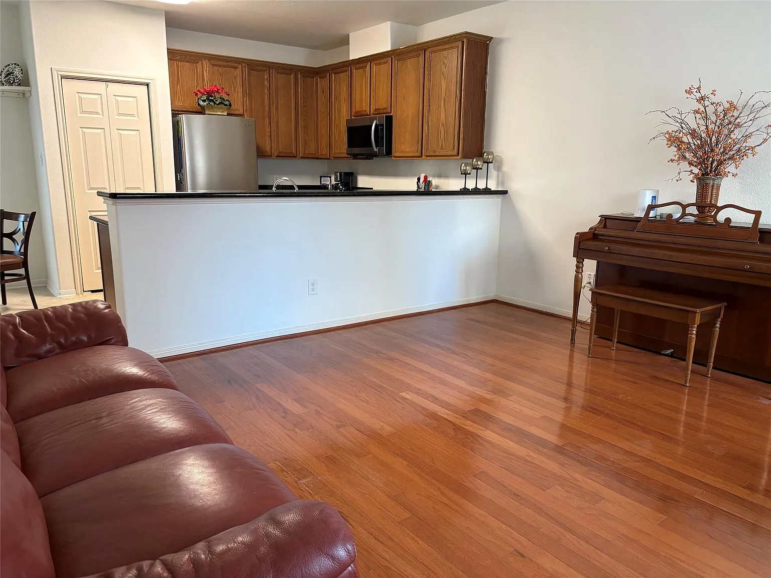 3 bed, 2.5 bath, 1439 sqft, $2,700 — Photo 4