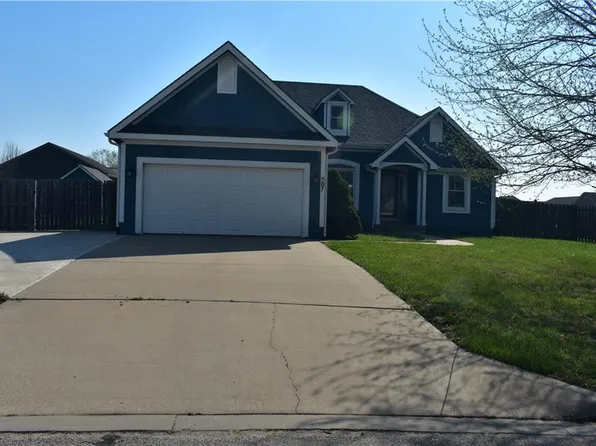 907 Hemlock St, Paola, KS 66071