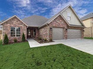 1667 S Coopers Cv, Fayetteville, AR 72701