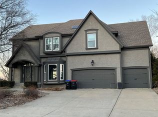 424 NE Oaks Ridge Dr, Lees Summit, MO 64064