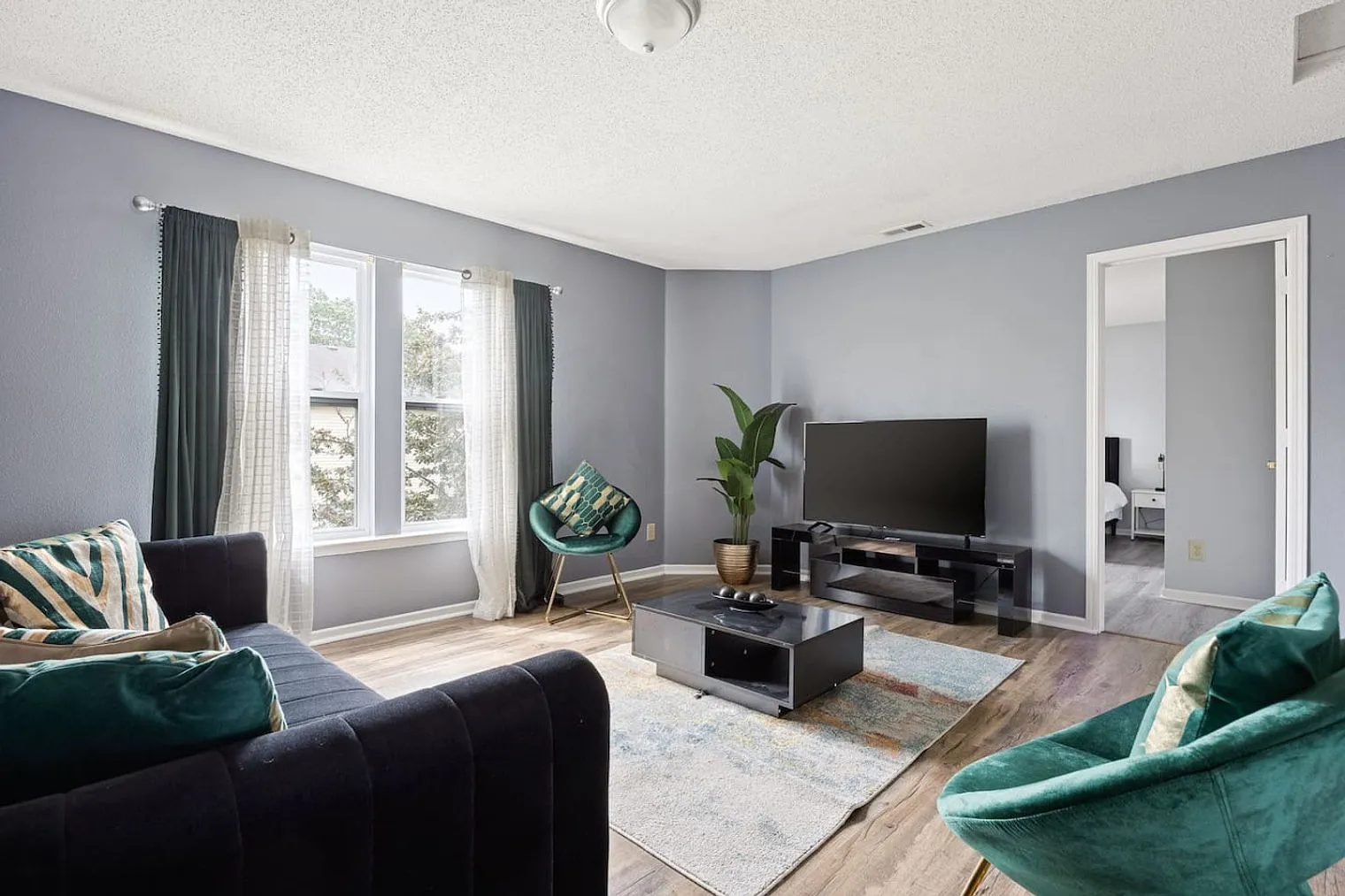 3 bed, 2.0 bath, 2152 sqft, $2,580 — Photo 2