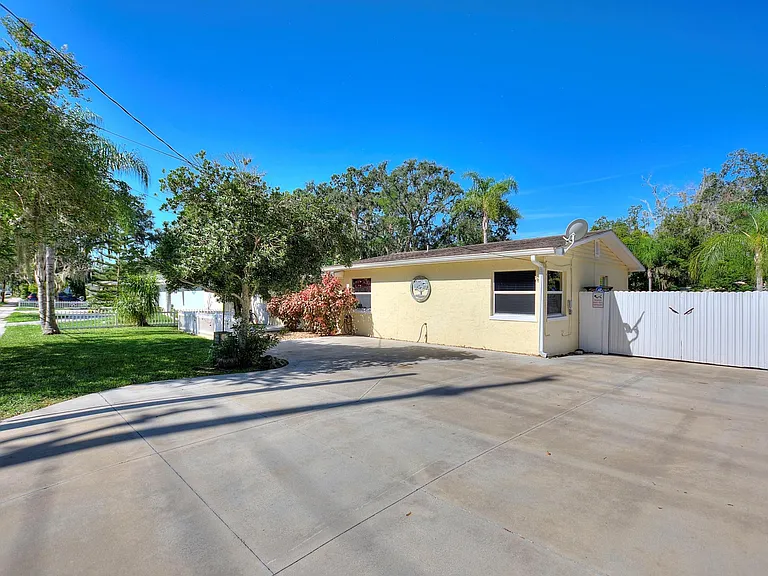 2207 S Lincoln Ave — Photo 4