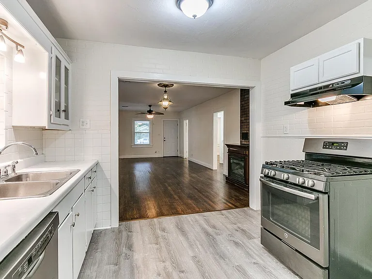 625 W Dewey St — Photo 52