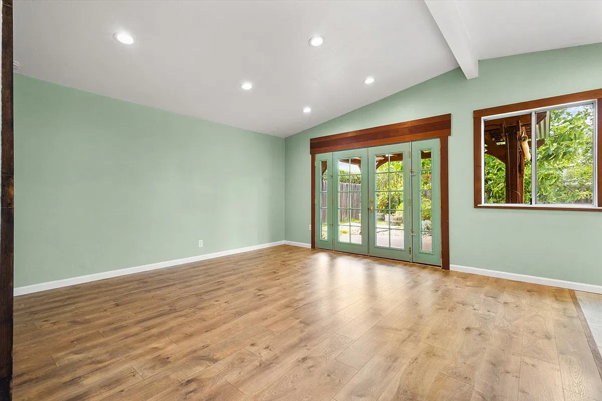 3 bed, 1025 sqft, $3,500 — Photo 4
