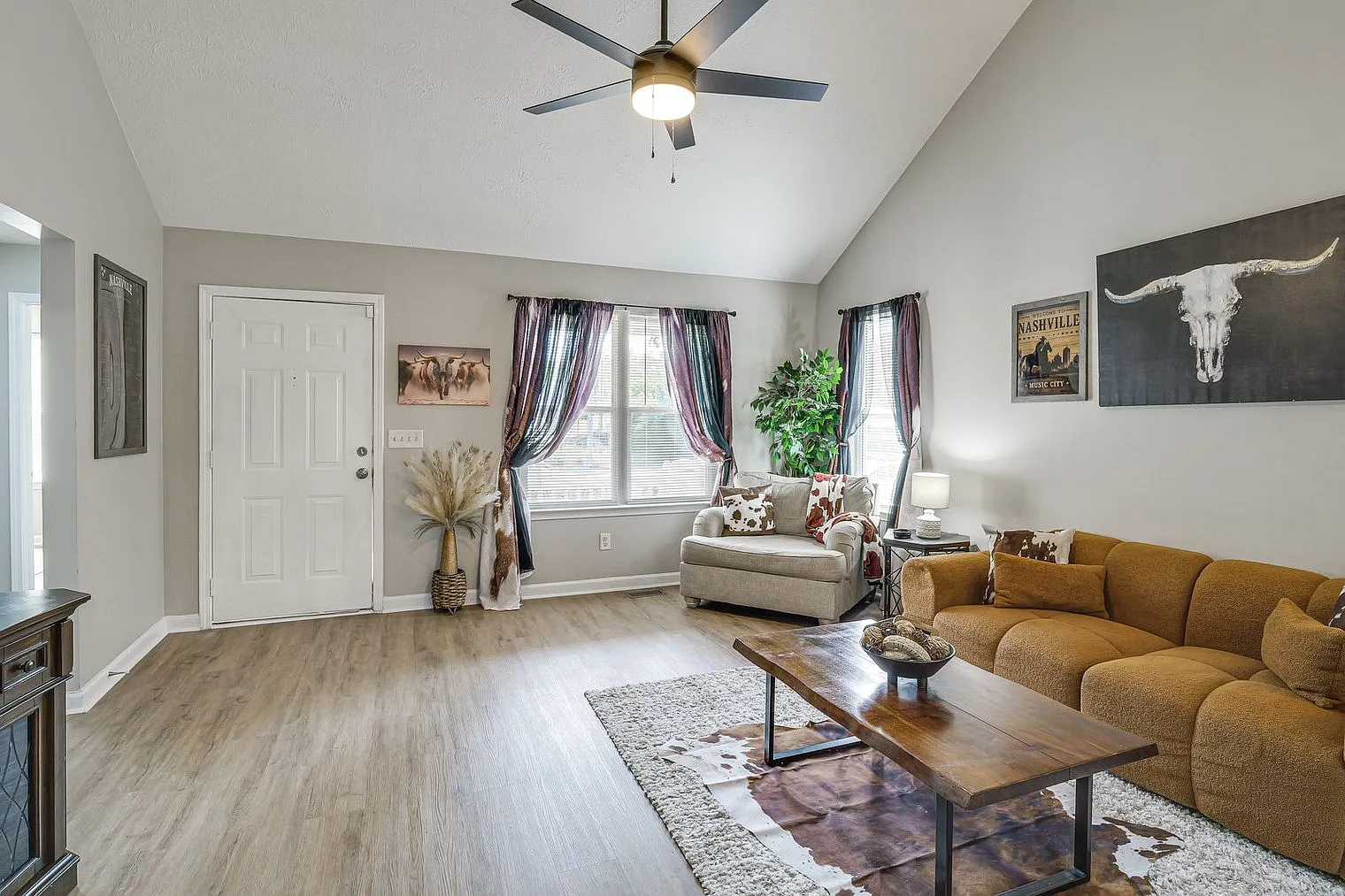2 bed, 2.0 bath, 1270 sqft, $3,371 — Photo 2