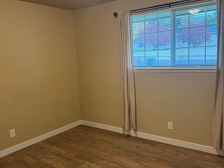 210 Adams Park Dr — Photo 7