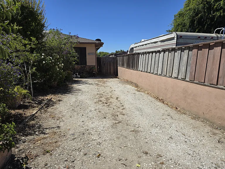 1011 Hillcrest Rd — Photo 1