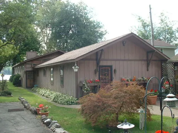8153 W Long Lake Dr, Kalamazoo, MI 49048