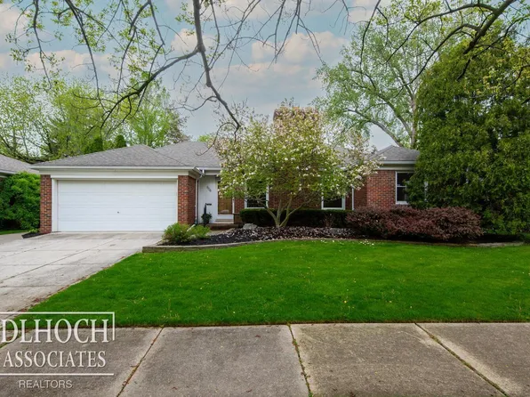 806 Hollywood Ave, Grosse Pointe Woods, MI 48236