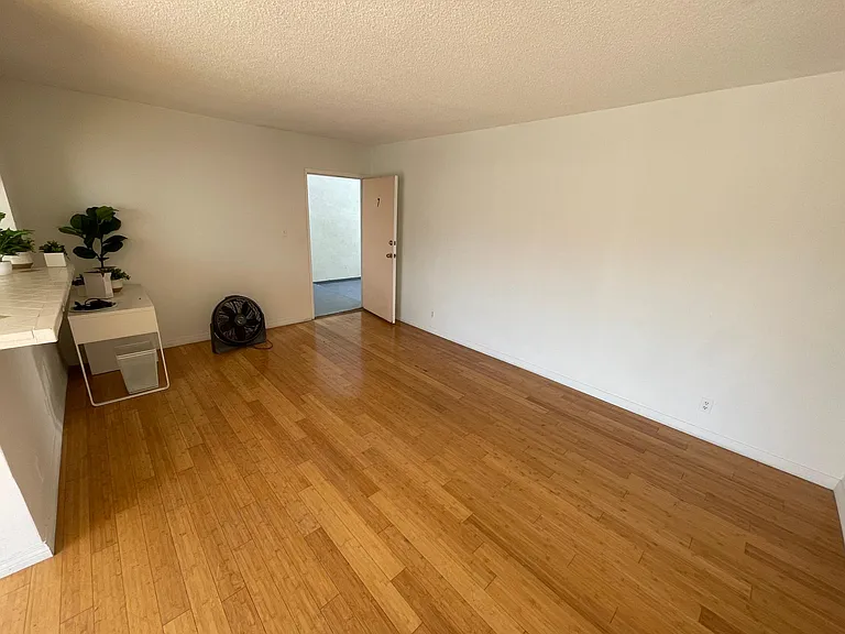 2122 Ocean Park Blvd #7 — Photo 9